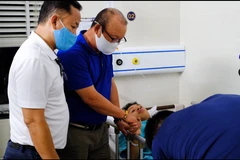 Huấn luyện viên Park Hang-seo thăm Hùng Dũng tại bệnh viện. (Ảnh: Chụp màn hình)