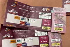 Giá vé giảm từ 3 tới 4 lần so với giá gốc khi nhiều người bán tháo nhưng vẫn không ai mua.