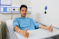 Trong ảnh, tiền vệ Hùng Dũng tạm ổn định tâm lý và đang chờ phẫu thuật sau chấn thương ở trận đấu tối 23/3. (Ảnh: CLB Hà Nội)