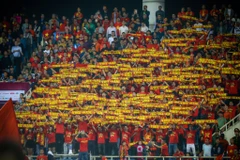 khán giả phải đeo khẩu trang trong toàn bộ thời gian có mặt tại sân Mỹ Đình ở hai trận đấu sắp tới của đội tuyển Việt Nam. (Ảnh: CTV/Vietnam+) 