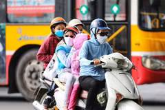 Người già và trẻ nhỏ cần hạn chế ra đường vào những thời điểm nắng nóng gay gắt dễ dẫn đến thay đổi nhiệt độ cơ thể đột ngột, nguy hiểm cho sức khỏe. (Ảnh: Thành Đạt/TTXVN)