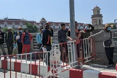 Người dân và công nhân không được phép ra, vào khu vực có ca nhiễm COVID-19. (Ảnh: TTXVN/phát)