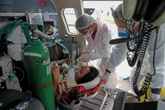 Bệnh nhân COVID-19 được chuyển bằng máy bay trực thăng tại bang Para, Brazil. (Ảnh: AFP/TTXVN)