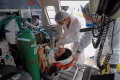 Bệnh nhân COVID-19 được chuyển bằng máy bay trực thăng tại bang Para, Brazil. (Ảnh: AFP/TTXVN)