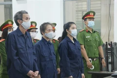 Các bị cáo nghe Hội đồng xét xử tuyên án. (Ảnh: Tiên Minh/TTXVN)