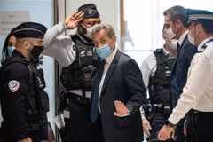 Cựu Tổng thống Pháp Nicolas Sarkozy (giữa) tới phiên xét xử với cáo buộc tham nhũng tại tòa án Paris, ngày 1/3. (Ảnh: THX/TTXVN)