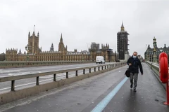 Người dân đeo khẩu trang phòng lây nhiễm COVID-19 tại London, Anh. (Ảnh: THX/TTXVN)