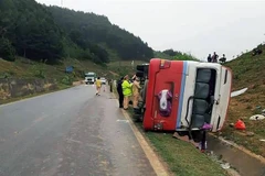 Hiện trường vụ lật xe chở khách du lịch trên Quốc lộ 6, tỉnh Sơn La. (Ảnh: TTXVN phát)