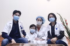 Các thầy thuốc Trung tâm tim mạch và lồng ngực, Bệnh viện Hữu nghị Việt Đức chụp ảnh kỷ niệm cùng bệnh nhi L.X.H. (Nguồn: Bệnh viện Hữu nghị Việt Đức)