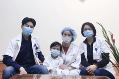 Các thầy thuốc Trung tâm tim mạch và lồng ngực, Bệnh viện Hữu nghị Việt Đức chụp ảnh kỷ niệm cùng bệnh nhi L.X.H. (Nguồn: Bệnh viện Hữu nghị Việt Đức)