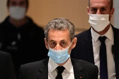 Cựu Tổng thống Pháp Nicolas Sarkozy (giữa) tới tòa án ở Paris, Pháp, ngày 7/12/2020. (Ảnh: AFP/TTXVN)