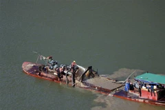 Tàu hút cát với sức chứa khoảng 50-60m3 khai thác cát trên lòng hồ thủy điện Buôn Tua Srah. (Ảnh: Minh Hưng/TTXVN)