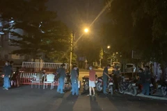 Lực lượng chức năng thành phố Thuận An phong tỏa đường D35 thuộc phường An Phú (thành phố Thuận An, Bình Dương). (Ảnh: Chí Tưởng/TTXVN)