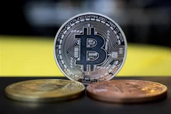 Đồng Bitcoin trượt khỏi mức kỷ lục 61.000 USD. (Ảnh: AFP/TTXVN)