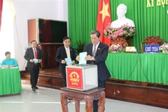 Các đại biểu bỏ phiếu bầu bổ sung 7 Ủy viên Ủy viên Ủy ban Nhân dân thành phố. (Ảnh: Ngọc Thiện/TTXVN)