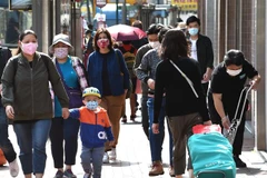 Người dân đeo khẩu trang phòng dịch COVID-19 tại Hong Kong (Trung Quốc). (Ảnh: THX/TTXVN)