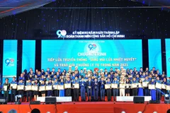 Các cán bộ Đoàn tiêu biểu được trao Giải thưởng Lý Tự Trọng năm 2021. (Ảnh: Minh Đức/TTXVN)