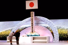 Nhật hoàng Naruhito và Hoàng hậu Masako cúi đầu tưởng niệm các nạn nhân của thảm họa kép (Nguồn: AP)