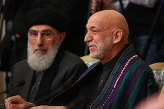 Cựu Tổng thống Afghanistan Hamid Karzai (phải) tại Hội nghị quốc tế về hòa bình của Afghanistan ở Moskva, Nga ngày 18/3. (Ảnh: AFP/TTXVN)