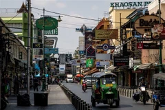 Đường Khao San, một địa điểm du lịch nổi tiếng, ở Bangkok, Thái Lan. (Ảnh: AFP/TTXVN)