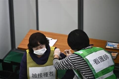 Nhân viên y tế diễn tập tiêm vắcxin phòng COVID-19 tại Kawasaki, Nhật Bản. (Ảnh: AFP/TTXVN)
