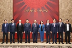 Thủ tướng Nguyễn Xuân Phúc chụp ảnh chung với các lãnh đạo chủ chốt thành phố Hà Nội tham dự buổi làm việc. (Ảnh: Thống Nhất/TTXVN)