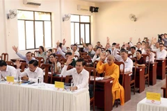 Các đại biểu biểu quyết số lượng, thành phần, cơ cấu người ứng cử đại biểu Quốc hội khóa XV và đại biểu Hội đồng Nhân dân tỉnh khóa XI. (Ảnh: Công Thử/TTXVN)