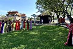 Du khách nữ mặc áo dài đến tham quan Di tích Cố đô Huế. (Ảnh: Mai Trang/TTXVN)