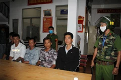 Các đối tượng tham gia vụ ẩu đả bị Công an tạm giữ. (Ảnh: TTXVN phát)