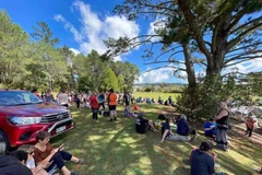 Người dân sơ tán đến vùng đất cao sau khi cảnh báo sóng thần được ban bố, tại Whangarei, New Zealand. (Ảnh: THX/TTXVN)