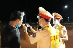 Lực lượng Cảnh sát giao thông kiểm tra đo nồng độ cồn của người tham gia giao thông. (Ảnh: Chanh Đa/TTXVN)