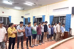Hàng chục đối tượng tụ tập đá gà ăn tiền bị bắt giữ. (Ảnh: TTXVN phát)