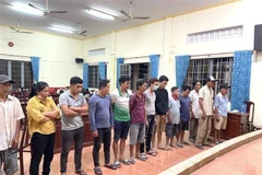 Hàng chục đối tượng tụ tập đá gà ăn tiền bị bắt giữ. (Ảnh: TTXVN phát)