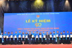 Ông Lê Quốc Minh, Ủy viên Trung ương Đảng, Bí thư Đảng ủy, Phó Tổng giám đốc Thông tấn xã Việt Nam trao Bằng khen cho các Bí thư chi đoàn xuất sắc tại buổi lễ. (Ảnh: Minh Đức/TTXVN)