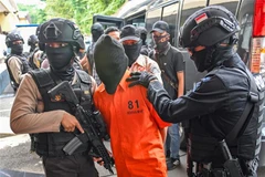Cảnh sát bắt giữ những kẻ tình nghi khủng bố ở Jakarta, Indonesia. (Ảnh: AFP/TTXVN)