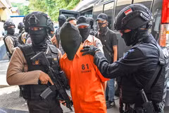 Cảnh sát bắt giữ những kẻ tình nghi khủng bố ở Jakarta, Indonesia. (Ảnh: AFP/TTXVN)