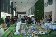 Nhiều khách hàng quan tâm đến các dự án đất nền được mở bán đầu năm 2021 tại Hà Nội.&nbsp;(Ảnh: Minh Nghĩa/Vietnam+)