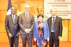 Bà Nguyễn Thúy Anh cùng Đại sứ Đặc mệnh toàn quyền Cộng hòa Pháp tại Việt Nam Nicolas Warnery và các đại biểu. (Ảnh: Trọng Đức/TTXVN)