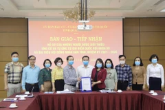Ủy ban Bầu cử tỉnh bàn giao danh sách trích ngang, hồ sơ người ứng cử cho Ủy ban Mặt trận Tổ quốc Việt Nam tỉnh Quảng Ninh. (Nguồn: Báo Quảng Ninh)