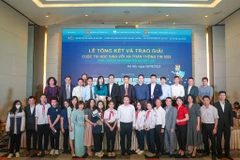 Thứ trưởng Bộ Thông tin và Truyền thông Nguyễn Huy Dũng chụp ảnh lưu niệm cùng các thí sinh đoạt giải cuộc thi. (Ảnh: Minh Sơn/Vietnam+)