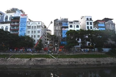 Lực lượng cảnh sát PCCC có mặt ở hiện trường vụ cháy. (Ảnh: PV/Vietnam+)