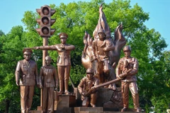 Sáng 17/7, tại phố Trần Nhân Tông (phường Nguyễn Du, quận Hai Bà Trưng, Hà Nội) Bộ Công an đã tổ chức Lễ khánh thành tượng đài 'Công an nhân dân vì dân phục vụ.' (Ảnh: PV/Vietnam+)