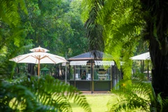 Ecopark nổi tiếng là khu đô thị nhiều cây xanh, mặt hồ rộng lớn cùng nhiều tiện ích dịch vụ như siêu thị, nhà hàng, cafe phục vụ cư dân và khách tham quan. (Ảnh: Minh Sơn/Vietnam+)