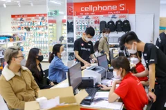 Sáng 4/3, Samsung Galaxy S22 series chính thức mở bán tại Việt Nam. Ghi nhận tại hàng loạt hệ thống bán lẻ như CellPhoneS, Di Động Việt hay FPT ngày đầu tiên, rất đông khách hàng đến nhận máy và trải nghiệm từ sớm. (Ảnh: Minh Sơn/Vietnam+)