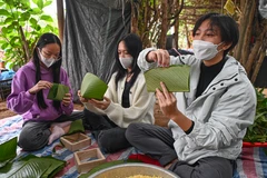 Cuối tuần qua, một chương trình đầy ý nghĩa với mục đích đem Tết tới sớm tới các hộ gia đình khó khăn ở xóm Phao (Hà Nội) đã được các thành viên câu lạc bộ L' âme cùng các thầy cô ở Vietnam Young Art triển khai. (Ảnh: Minh Sơn/Vietnam+)