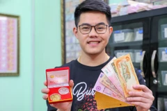 Phùng Văn Hùng hay còn được gọi 'Hùng Bá - Vua tiền tệ' là cái tên không còn xa lạ trên mạng xã hội. Anh nổi tiếng với bộ sưu tập các loại tiền cổ, số seri đẹp, seri ngày tháng năm sinh. Không chỉ vậy anh còn có sự hiểu biết về tiền tệ và vốn kiến thức lị