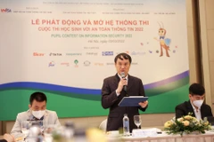 Ông Vũ Quốc Khánh - Phó Chủ tịch VNISA thông báo chính thức mở hệ thống cuộc thi. (Ảnh: Minh Sơn/Vietnam+)