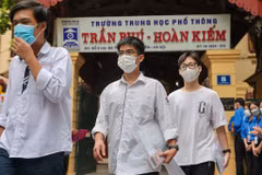 Chiều 8/7, các sĩ tử đã chính thức hoàn thành bài thi môn tiếng Anh kỳ thi tốt nghiệp Trung học Phổ thông quốc gia 2022. (Ảnh: Minh Sơn/Vietnam+) 