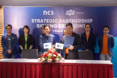 Chủ tịch HĐQT Trương Gia Bình ký kết hợp tác với Giám Đốc điều hành Ng Kuo Pin của NCS. (Ảnh: Minh Sơn/Vietnam+)