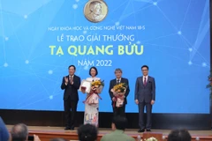 Bộ Khoa học và Công nghệ vinh danh 2 nhà khoa học tại lễ trao Giải thưởng Tạ Quang Bửu 2022. (Ảnh: Bộ KHCN)